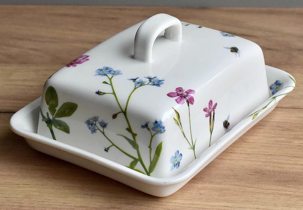 3472_porcelanova-maslenka-lucni-kvety
